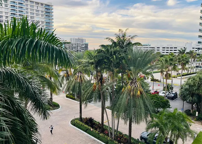 Vacation rental: Hallandale Condo, Partial Ocean View Direct Beach And Pool Access Hollywood Beach